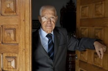 Hédi Baccouche, ancien Premier ministre de la Tunisie, dans sa maison à Tunis le 18 novembre 2013 © Portrait de Hédi BACCOUCHE. Photo de Ons Abid pour Jeune Afrique