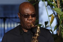 Manu Dibango lors d’un concert à Paris, en janvier 2018. © Christophe Ena/AP/SIPA