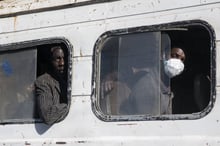 Des passagers d’un bus à la gare routière de Colobane, à Dakar, au Sénégal, le 24 mars 2020. © AP Photo/SIPA/Sylvain Cherkaoui