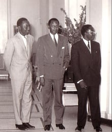 De gauche à droite : Valdiodio Ndiaye, Mamadou Dia et Léopold Sedar Senghor, en 1961 à Dakar. © DR