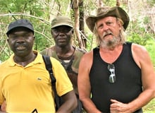 Le professeur Didier Raoult avec le docteur Cheikh Sokhna (en polo jaune), au Parc du Niokolo-Koba, au Sénégal, en août 2019. © DR