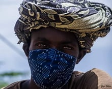 Plus qu’un outil de protection, il devient un accessoire de mode en Afrique. © Jimmy Sohm