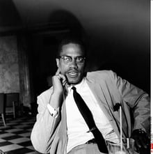 Malcolm X lors d’une conférence de presse à New York, le 21 mai 1964. Il venait tout juste de revenir d’un voyage en Afrique © AP/Sipa