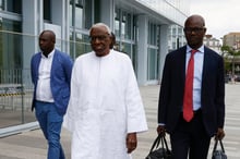 L’ancien président de l’IAAF (Association internationale des fédérations d’athlétisme) Lamine Diack (au centre) arrive au tribunal de Paris, le 10 juin 2020. © Thomas SAMSON / AFP