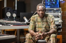 Thione Seck, chanteur et musicien Senegalais, dans le studio de son domicile. © Sylvain Cherkaoui pour JA