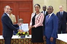 Lome le 6 novembre 2019. Le gouvernement du Togo a donné son feu vert pour le rachat des 51 % de l’opérateur public Togocom. La signature avec Axian Group et Emerging Capital Partners a été effectuée en présence du Premier ministre, Komi Selom Klassou, du ministre de l’Économie et des Finances Sani Yaya, de la ministre des Postes, de l’Économie numérique et des Innovations technologiques, Cina Lawson. © TWITTER CINA LAWSON