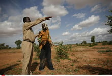 Un officiel du ministère de l’Environnement discute avec un agriculteur près de Kouré, où huit personnes ont été tuées par des hommes armés le 9 août 2020 (photo d’illustration). © Rebecca Blackwell/AP/Sipa