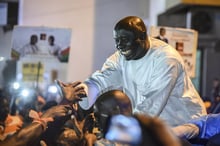 Idrissa Seck salue ses supporters à Dakar, pendant la campagne pour la présidentielle du 24 février 2019. © Sylvain Cherkaoui pour JA