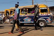 Un car rapide à Pikine, dans la banlieue de Dakar, en février 2019. © REUTERS/Zohra Bensemra