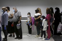 Des voyageurs libanais arrivent à l’aéroport international de Beyrouth après sa réouverture, le 1er juillet 2020. © Marwan Tahtah/ZUMA Press/REA