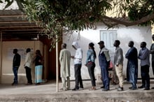 File d’attente devant un bureau de Poste de Dakar, en 2019. © Pierre Vanneste/Hans Lucas/AFP