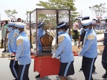 Restitution de la couronne du dais de la reine Ranavalona IIII à Madagascar. © DR