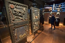 Les portes du palais du roi Gélé, de l’ancien Dahomey, exposées au musée du Quai Branly, à Paris. © Michel Euler/AP/SIPA