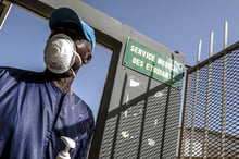 Un bénévole distribue des désinfectants pour les mains devant le bureau médical de l’Université Cheikh Anta Diop de Dakar, à Dakar, Sénégal, le 16 mars 2020. © Eddy Peters/Xinhua/REA