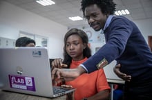 Des étudiants lors d’un cours d’intelligence artificielle à l’Institut du centre numérique d’Accra, au Ghana. Students during an Artificial Intelligence course at the Accra Digital Centre Institute. *** Local Caption *** Intelligence artificielle, etudiants, lyceens africa education technology computer people youth women © Sven Torfinn/PANOS/REA