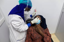 Prélèvement d’un échantillon par écouvillonnage dans un centre de dépistage de l’Iressef, à Dakar, le 24 juillet 2020. © Zohra Bensemra/REUTERS