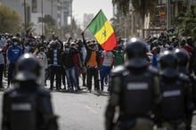 Un manifestant agite un drapeau sénégalais lors d’une manifestation de soutien à Ousmane Sonko, le 3 mars à Dakar. © Leo Correa/AP/Sipa