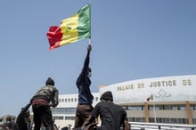 Des manifestants célèbrent la libération d’Ousmane Sonko aux alentours du palais de justice de Dakar, le 8 mars © CHERKAOUI SYLVAIN/AFP