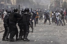 Des manifestants jettent des pierres sur des policiers anti-émeutes lors de manifestations contre l’arrestation du leader de l’opposition et ancien candidat à la présidence Ousmane Sonko à Dakar, Sénégal, vendredi 5 mars 2021. © Leo Correa/AP/SIPA