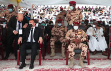 Emmanuel Macron prend place à côté de Mahamat Idriss Déby, désormais président du Comité militaire de transition (CMT) qui dirige le pays, aux funérailles de son père Idriss Déby Itno, le 23 avril 2021. © CHRISTOPHE PETIT TESSON/AFP