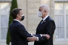 © Le présidents tunisien Kaïs Saïed et français Emmanuel Macron, à Paris, le 17 mai 2021.