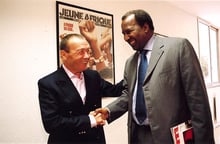 BBY et Alpha Oumar Konaré, ancien président malien, dans les locaux de Jeune Afrique, en 2002. © Agostino Pacciani pour JA
