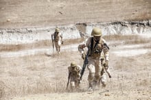 Des commandos parachutistes du Burkina Faso s’exercent sous la supervision des forces spéciales néerlandaises lors d’un exercice annuel de lutte contre le terrorisme dirigé par l’armée américaine à Thiès, au Sénégal, le 18 février 2020. © Cheikh A.T. Sy/AP/SIPA