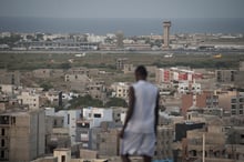 L’ex-aéroport international Léopold-Sédar-Senghor, en pleine zone d’habitat, vu depuis le monument de la Renaissance africaine (ici en 2012). © Sylvain Cherkaoui pour JA