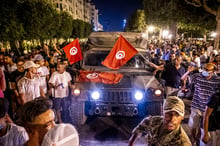 JAD20210726MMO-TUNISIE-002 © 25 juillet 2021 : après la diffusion de la déclaration de Kaïs Saïed, plusieurs milliers de Tunisiens sont sortis dans les rue fêter ce qui ressemble à un « coup d’État constitutionnel » et accueillir les militaires venus s’installer en haut de l’avenue Habib Bourguiba à Tunis.