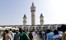 Pèlerins devant la Grande Mosquée de Touba, à l’occasion du Magal, en octobre 2018. © Seyllou/AFP