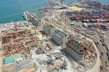 Construction de la digue Grand-Tortue-Ahmeyin dans le port de Dakar. © EIFFAGE