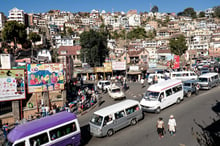 Dans le centre d’Antananarivo, Analakely, qui voit affluer chaque jour des milliers de commerçants est l’un des quartiers les plus denses de la capitale malgache. © Juliette ROBERT/HAYTHAM/REA