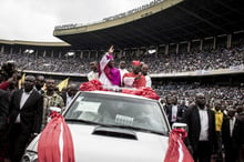 Le nouvel archevêque de Kinshasa, Fridolin Ambongo (à g.), et son prédécesseur, Laurent Monsengwo, au stade des Martyrs, le 25 novembre 2018. © John WESSELS/ AFP