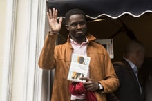 Mohamed Mbougar Sarr, à Paris, en novembre 2021, après avoir reçu le prix Goncourt pour « La Plus Secrète Mémoire des hommes ». © MAGALI COHEN/AFP