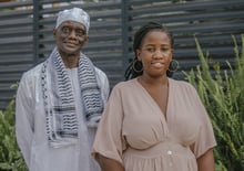 Mame Mactar Guèye, vice-président de l’ONG islamique Jamra, et Aïssatou Ndiaye, activiste féministe, présidente de l’association Youth Women for Action (YWA), à Dakar, le 25 octobre 2021. © Carmen Abd Ali pour JA