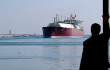 Le Duhail, navire qatari de gaz naturel liquéfié, sur le canal de Suez. Avec sa capacité de 210 100 m3, il est l’un des plus grands méthaniers construits à ce jour. © AFP PHOTO/STR