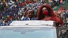 Le président camerounais et la première dame, Chantal Biya, saluent la foule venue assister au premier match de la CAN dans le stade Paul-Biya d’Olembé, à Yaoundé, le 9 janvier 2022. © REUTERS/Mohamed Abd El Ghany