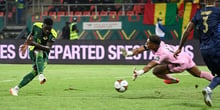 Le Sénégalais Bamba Dieng (à gauche) marque le second but de son équipe face au Cap-Vert lors des 8es de finale de la Coupe d’Afrique des nations 2021. © Pius Utomi EKPEI / AFP