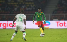 Le Camerounais André-Franck Zambo Anguissa (avec la balle) face au joueur des Comores, Bendjaloud Salmata Youssouf, en 8e de finale de la 33e édition de la CAN, à Yaoundé, le 24 janvier 2022. © Ulrik Pedersen/ CSM/Shutterstock/SIPA.