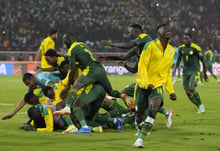 Les joueurs sénégalais célèbrent leur victoire à la CAN, le 6 février 2022 face à l’Égypte. © Themba Hadebe/AP/SIPA