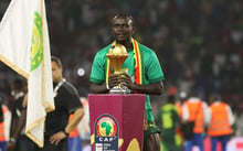 Sadio Mané pose avec le trophée de la CAN, le 6 février 2022, au stade Olembe de Yaoundé © Ayman Aref/DPA/MAXPPP