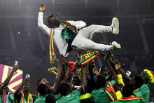 Les Lions de la Teranga célèbrent leur sélectionneur, Aliou Cissé, après leur victoire à la CAN, le 6 février 2022 © Sunday Alamba/AP/SIPA