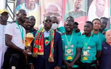 Le président Macky Sall accueille les Lions de la Teranga à l’aéroport Léopold-Sédar-Senghor, à Dakar, le 7 février 2022. © REUTERS/Zohra Bensemra