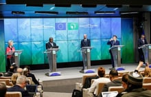 Conférence de presse de la présidente de la Commission européenne Ursula von der Leyen, du président sud-africain Cyril Ramaphosa, du président du Conseil européen Charles Michel, du président français Emmanuel Macron et du directeur général de l’OMS Tedros Adhanom Ghebreyesus, à Bruxelles le 18 février 2022. © AFP