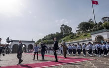 Mohamed Ennaceur (à g.), président par intérim après la disparition de Béji Caïd Essebsi, suivi du chef de l’État élu, Kaïs Saïed, au palais de Carthage, le 23 octobre 2019. © Nicolas Fauqué