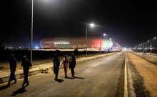 Des piétons au pied du nouveau stade olympique Abdoulaye Wade à Diamniadio, le 22 janvier. © JOHN WESSELS/AFP