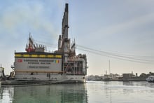 En 2019, le Sénégal a loué à Karpowership, pour cinq ans, le bateau Powership Ayşegül Sultan, centrale électrique flottante génératrice d’énergie à base de fuel. © ISA HARSIN/SIPA.