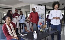 Toumani Sangaré (à dr.), directeur de l’École de cinéma Kourtrajmé de Dakar, avec son collègue le réalisateur Ladj Ly (chemise rouge) et les étudiants, le 19 janvier 2022.