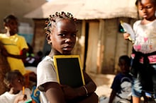 Une jeune fille arrive aux cours du soir dans le quartier de Ouakam, à Dakar, le 16 janvier 2019. © Zohra Bensemra/REUTERS