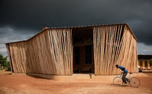 Le lycée Schorge, en périphérie de Koudougou, au Burkina, imaginé par Francis Kéré © Sophie Garcia/hanslucas
